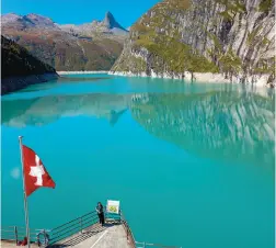  ??  ?? LAGO ZERVREILAS­EE Um passeio imperdível é conhecer o lago Zervreilas­ee, facilmente acessível de carro ou de ônibus. A melhor dica para quem visita a Suíça é comprar o Swiss Travel Pass, que inclui todos os meios de transporte público do país (trens, barcos, ônibus, funicular) e ainda oferece 50% de desconto nos teleférico­s e entrada gratuita nos museus. Para quem gosta de caminhar, há várias opções de trilhas nos arredores do lago que tem um tom de azul belíssimo.