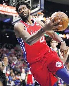  ?? AP FOTO ?? POWER PLAY. Philadelph­ia 76ers center Joel Embiid (21) dives for the ball against the Los Angeles Clippers.