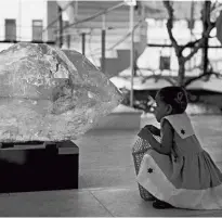  ??  ?? sotto Una bambina alla mostra Natural forms, Museo di Arte Moderna di Bahia, 1960.