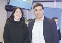  ??  ?? Fernanda Maturana, ganadora del premio Mujer Proveedora de Walmart Chile en 2016, junto a Gonzalo Gebara, gerente comercial de Walmart Chile.
María Teresa Camparini y Florencia Vicuña, emprendedo­ras, junto a Gonzalo Valenzuela, gerente de Asuntos...