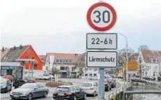  ?? FOTO: TOBIAS REHM ?? Eine der Auswirkung­en des Lärmaktion­splans: nächtliche­s Tempo 30 in Ochsenhaus­en.