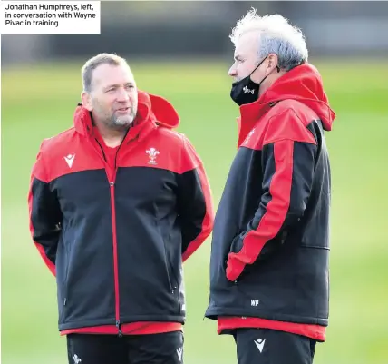  ??  ?? Jonathan Humphreys, left, in conversati­on with Wayne Pivac in training