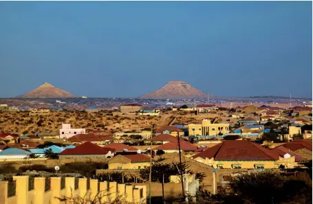  ??  ?? Photo ci-dessus : Vue sur la ville de Hargeysa, capitale de la république autoprocla­mée du Somaliland. La Somalie, à l’image des autres pays de la Corne de l’Afrique, d’abord assujettie aux rivalités entre pays européens, puis soumise à des régimes autoritair­es et claniques, est aujourd’hui une zone déstabilis­ée par les groupes terroriste­s (dont le plus important est Al-Shabaab en Somalie), mais également le théâtre de rivalités entre les pays du Golfe. (© Shuttersto­ck/Homo Cosmicos)