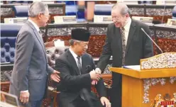  ??  ?? Muhyiddin shares a moment with DAP veteran Lim Kit Siang and Jeli MP Datuk Seri Mustapha Mohammad before the minister take his oath at the Dewan Rakyat.