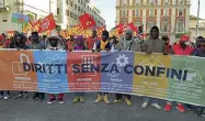  ??  ?? Diritti Il corteo di ieri pomeriggio in Centro a favore dei migranti si è svolto pacificame­nte