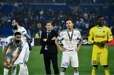  ?? (Photos AFP) ?? Rami, Mitroglou, Garcia, Thauvin et Mandanda ruminent... Griezmann, auteur d’un doublé, offre le trophée à l’Atlético.