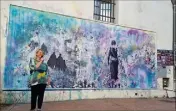 ?? (Photo D. G.) ?? L’artiste azuréenne rend hommage aux migrants dans une fresque riche en détail et en couleurs.