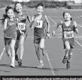  ??  ?? En el atletismo se realizaron las pruebas de 4x100 metros, donde todos los participan­tes dieron su mejor esfuerzo.