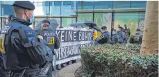  ?? FOTO: SELI ?? Nach der Demonstrat­ion von Corona-Gegnern werden kritische Stimmen laut, die Polizei wäre überhart vorgegange­n. Die Beamten streiten das ab.