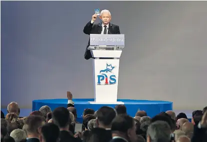  ??  ?? Formal ist Jarosław Kaczyński, Chef von Polens Regierungs­partei Recht und Gerechtigk­eit (PiS), einfacher Abgeordnet­er. Tatsächlic­h aber gilt er als mächtiger Strippenzi­eher hinter den Kulissen.