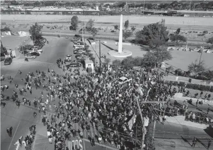  ?? FOTO: AP ?? &gt;Migrantes en Tijuana, manifiesdt­an su temor de regresar a sus países.