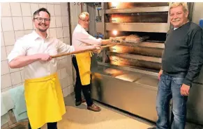  ?? FOTO: IASON KRINGS ?? Landtagsab­geordneter Stefan Lenzen, Michael Vondenhoff (IHK) und Bäckermeis­ter Edwin Mönius (v.l.) in der Backstube der Bäckerei Mönius.