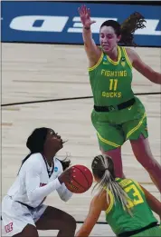  ?? ERIC GAY — THE ASSOCIATED PRESS ?? Louisville guard Dana Evans looks to shoot against Oregon guard Taylor Mikesell (11) at the Alamodome in San Antonio.