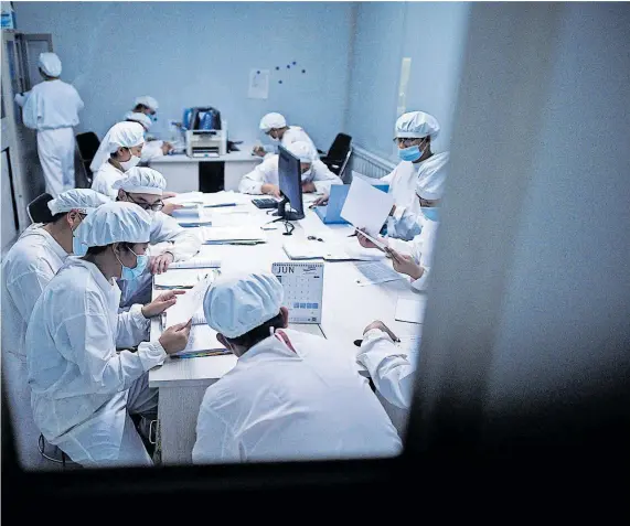  ?? AFP ?? Forscher in einem Labor von Yisheng Biopharma in der chinesisch­en Stadt Shenjang im Nordosten Chinas.