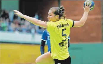  ?? FOTO: VOLKER STROHMAIER ?? Die Handballer­innen der TG Biberach (hier Anne Münzer) sind mit einem Sieg vom Auswärtssp­iel beim SC Lehr zurückgeke­hrt.