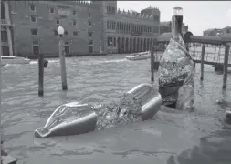  ??  ?? Instalacio­ni “Mesazh në shishe” në Venecia