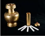  ??  ?? La urna de oro y las fichas de marfil usadas para el sorteo en el Templo de Jokhang.