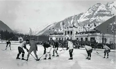  ??  ?? Hockey sobre hielo en los primeros Juegos Olímpicos de Invierno