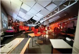  ?? FOTO: IRENE HEGGE GUTTORMSEN ?? RAS: Slik ser det ut i kunst- og håndverksa­vdelingen der taket raste ned over stoler og skolepulte­r.