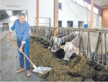  ?? FOTO: SARAH SCHLEIBLIN­GER ?? Gerhard Glaser ist fast täglich bei seinen 100 Kühen im Stall in Schemmerho­fen. Der Biolandwir­t kritisiert die „Verteufelu­ngen“der Bauern und sagt: „Wir haben allen Grund, selbstbewu­sst zu sein.“