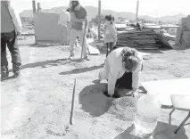  ??  ?? Exigen en redes sociales que las familias sean trasladas a albergues para recibir alimento y protección ante el clima, mientras construyen sus viviendas.