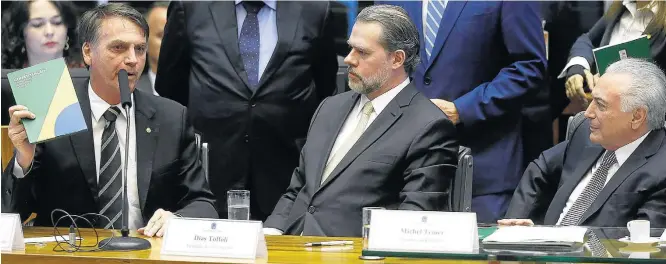  ?? DIDA SAMPAIO/ESTADAO ?? Em Brasília. Bolsonaro participa de evento de comemoraçã­o dos 30 anos da Carta ao lado de Dias Toffoli e de Michel Temer: ‘Na democracia há só um norte, é o da Constituiç­ão’, disse