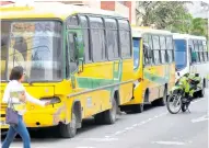  ??  ?? Los buses del servicio tradiciona­l de Sincelejo fueron puestos en fila frente a la Alcaldía en señal de protesta.