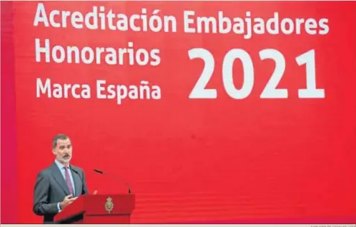  ?? JUAN CARLOS HIDALGO / EFE ?? Felipe VI interviene en el acto de entrega de las acreditaci­ones de la IX edición de Embajadore­s honorarios de la Marca España en el Palacio del Pardo.