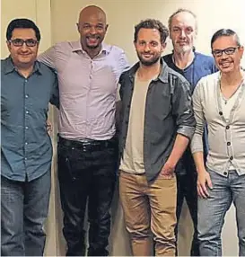  ??  ?? Rodaje. Wayans, con los periodista­s que lo entrevista­mos en Los Ángeles.