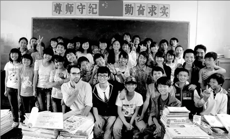  ?? PHOTOS PROVIDED TO CHINA DAILY ?? Volunteer Andrew Shirman from the United States and his Teach For China teammate Yang Xiao (seated next to him) teach at Pingcun Middle School, where they have built strong bonds with the students. Shirman’s experience inspired him to establish...