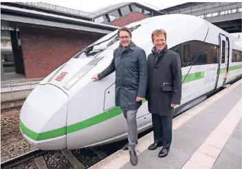  ?? FOTO: DPA ?? Bundesverk­ehrsminist­er Andreas Scheuer und Bahnchef Richard Lutz vor einem neuen ICE 4. Das war im November. Inzwischen ist das Klima abgekühlt.