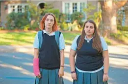  ??  ?? Saoirse Ronan in due scene di Lady Bird, che sarà al cinema il 1° marzo. A sinistra con aeanie eeldstein, a destra con Lucas Hedges.