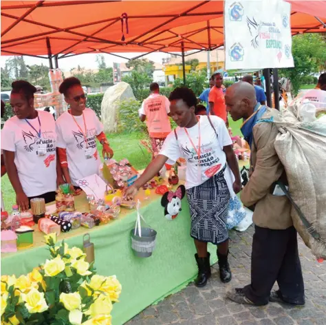  ?? ARIMATEIA BAPTISTA | EDIÇÕES NOVEMBRO | LUBANGO ?? Exposição de produtos à base de plásticos na cidade do Lubango juntou jovens das províncias da Huíla e de Benguela