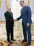  ??  ?? Klein trifft Groß: Russlands Präsident Wladimir Putin (170 cm) und sein serbischer Kollege Aleksandar Vucic (199 cm) im März in Moskau.