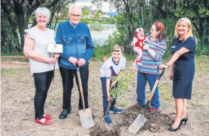  ?? Photograph by Chris Watt ?? Branching out Glenboig Developmen­t Trust operations manager Teresa Aitken and secretary Teresa Keating with Taylor Wimpey’s local sales executive Jane Mcgregor, one of Glenboig’s oldest residents, Jimmy Law, 93, and one of its youngest, Harper, five-months-old, and young helper Colin