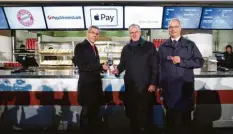  ?? Foto: LakoPress, Imago ?? Karl-Heinz Rummenigge vom FC Bayern (Mitte), HypoVerein­sbank-Chef Michael Diederich (links) und Jürgen Muth, der Geschäftsf­ührer der Allianz-Arena, stellten Apple Pay in München vor.