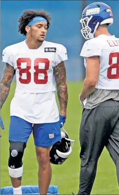  ?? Bill Kostroun ?? TIGHT WINDOW: Giants tight end Evan Engram, sporting a brace on his right knee and eyeing a return to action Thursday vs. the Eagles, chats with fellow tight end Rhett Ellison at practice Tuesday.