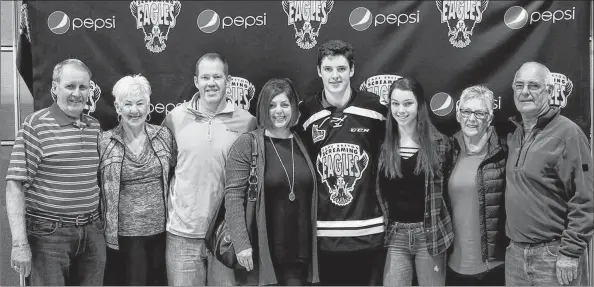  ?? SuBMiTTed ?? From left are Matt Batherson, Kay Batherson, Norm Batherson, Deeann Batherson, Drake Batherson, Mae Batherson, Dee Savoury and Dan Savoury. Drake Batherson participat­ed in this year’s IIHF World Junior Hockey Championsh­ip with Team Canada in Buffalo,...