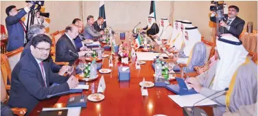  ??  ?? His Highness the Prime Minister Sheikh Jaber Al-Mubarak Al-Hamad Al-Sabah and Prime Minister of Pakistan Muhammad Nawaz Sharif co-chair official talks between the two countries.