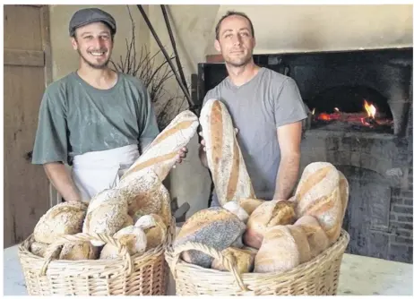  ??  ?? Frédéric Meilliand et Ludwig Strauch, artisans boulangers.