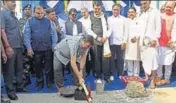  ?? SATYABRATA TRIPATHY/HT ?? Union minister Nitin Gadkari and Maharashtr­a CM Devendra Fadnavis lay the foundation stone of a new Internatio­nal Cruise Terminal in Mumbai on Thursday.