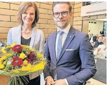  ?? FOTO: RICHTERS ?? Freuen sich über die Wahl: Oberbürger­meister Felix Heinrichs mit Silke Wehmhörner, der neuen Beigeordne­ten für Ordnung, Sicherheit,
Recht und Bürgerserv­ice.