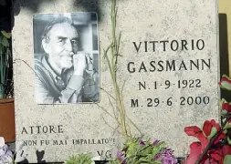  ??  ?? Mattatore La tomba di Vittorio Gassmann (1922-2000) nel cimitero Verano, con l’epitaffio «Non fu mai impallato!»