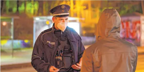  ?? FOTO: ROBERT MICHAEL/DPA ?? Nach 20 Uhr ohne triftigen Grund auf der Straße unterwegs zu sein, das kann inzwischen ziemlich viel kosten, denn es ist verboten.