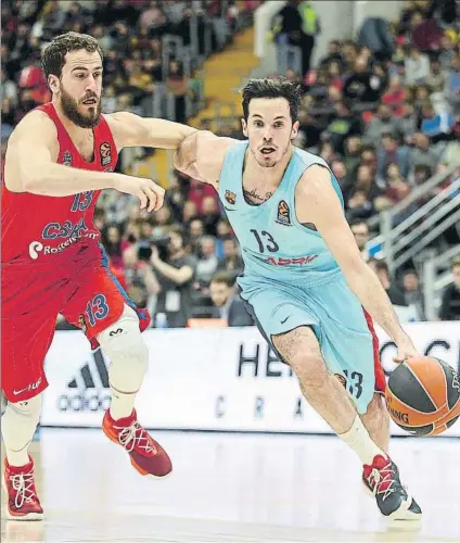  ?? FOTO: GETTY IMAGES ?? Heurtel conduce el balón ante el marcaje de Sergio Rodríguez, en el partido de la primera vuelta que el CSKA ganó 92-78