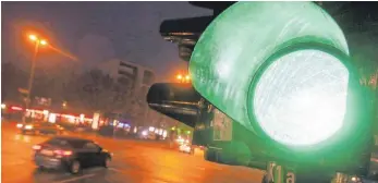  ?? FOTO: DPA ?? Grüne Welle: Intelligen­te Ampelschal­tungen helfen dabei, Benzin zu sparen.