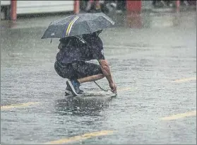  ?? Foto: motogp.com ?? El técnico de Michelin miediendo la temperatur­a Se canceló el Fp3