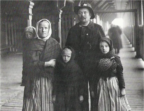  ?? WILLIAM JAMES TOPLEY ?? The Yanaluks, a Slavic immigrant family from Germany in Quebec City, circa 1911.