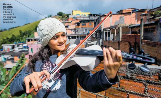  ??  ?? Música clássica.
Gabrielly Ribeiro é uma das 2 mil crianças atendidas pelo projeto