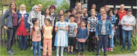  ?? FOTO: LANDRATSAM­T ?? Die Teilnehmer des Tandem-Pate-Schüler-Programms der Bildungsre­gion Landkreis Biberach trafen sich zum Jahresausf­lug im Oberschwäb­ischen Museumsdor­f Kürnbach.